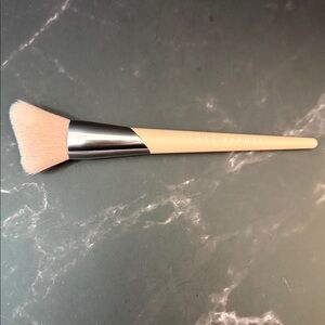 Fenty Beauty by Rihanna  Cheek Hugging Bronzer Brush 190